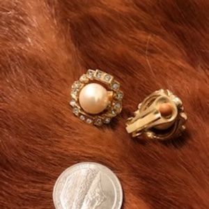 Sale!! Vintage Gold and Pearl Earrings